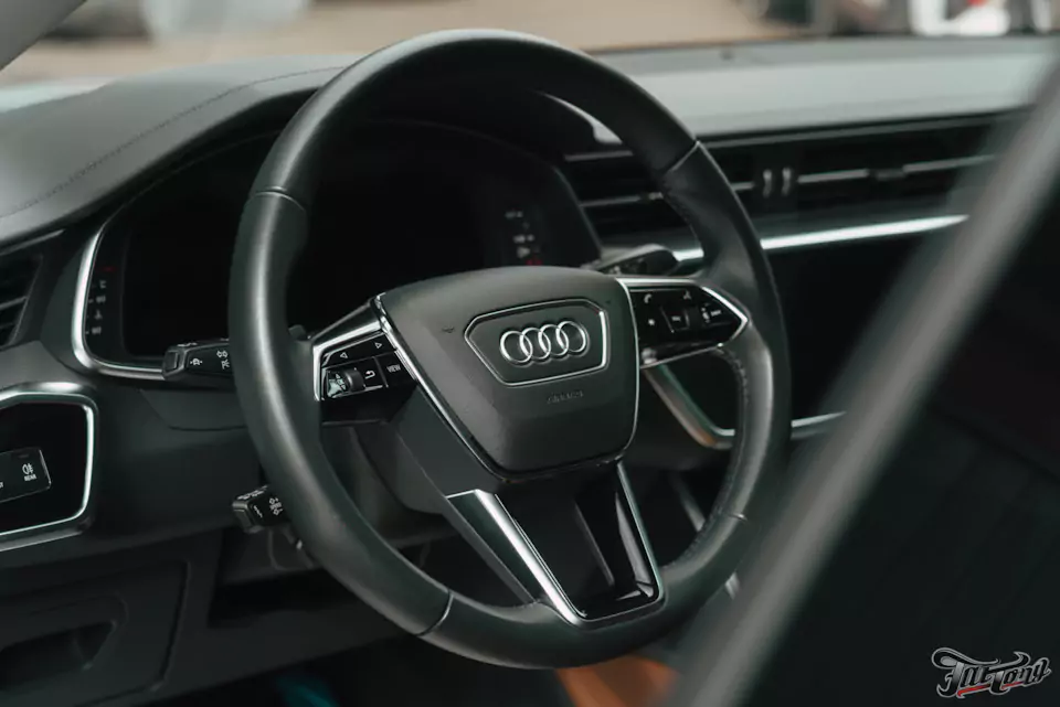 Оклеили Audi A7 изумрудным винилом и защитили полиуретаном, окрасили суппорта с логотипами, провели химчистку и обработали кожу керамикой
